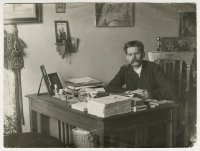 М. Горький за рабочим столом. Фотография П. А. Оцупа. Москва. 1918