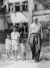Корней Иванович Чуковский с внуками: Дмитрием, Николаем и Евгением. Переделкино. 1947