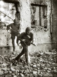 Уличный бой. Я.И. Рюмкин. Сталинград, октябрь 1942