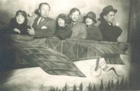 Л.Ю. Брик (слева) и В.В. Маяковский (справа) в группе Париж. 1924