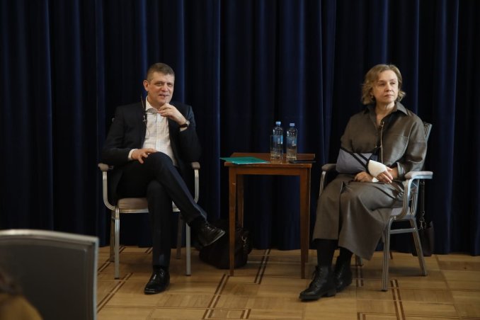 Участники дискуссии о современной литературе Д.П. Бак и М.С. Брусникина